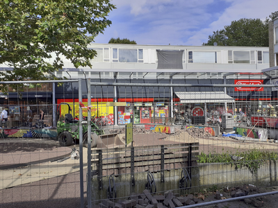 908920 Gezicht op de herinrichting van de binnenruimte van Winkelcentrum Mereveldplein te De Meern (gemeente Utrecht).